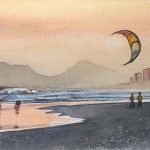 Estampa [ara a marca Blue Man. Ela mostra a faixa de areia da praia de Ipanema, onde nasceu a marca carioca. Em cada banhista presente, uma peça de coleções anteriores, ilustram essa imagem que se transformou em inúmeros produtos desta coleção que ficou ativa por dois anos