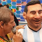 Estampa [ara a marca Blue Man. Ela mostra a faixa de areia da praia de Ipanema, onde nasceu a marca carioca. Em cada banhista presente, uma peça de coleções anteriores, ilustram essa imagem que se transformou em inúmeros produtos desta coleção que ficou ativa por dois anos Mais texto para ver como se comporta a deiferenca de tamanhos